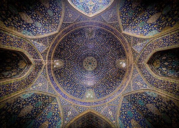 Όμορφοι θόλοι: Κοιτώντας ψηλά, μέσα στα ωραιότερα τεμένη του Ιράν που ο Τραμπ απειλεί να καταστρέψει