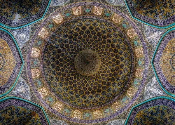 Όμορφοι θόλοι: Κοιτώντας ψηλά, μέσα στα ωραιότερα τεμένη του Ιράν που ο Τραμπ απειλεί να καταστρέψει