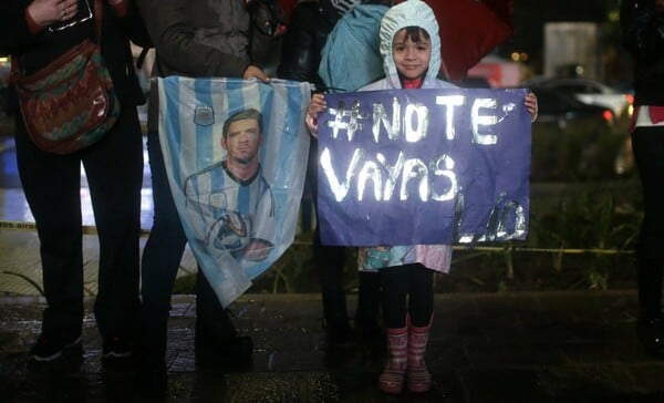 Χιλιάδες Αργεντίνοι διαδήλωσαν στη βροχή και παρακαλούσαν τον Μέσι να μην αφήσει την εθνική τους