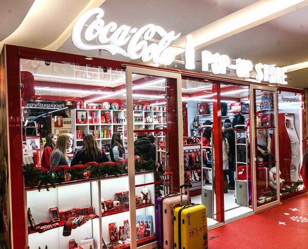 Χριστούγεννα παρέα με το εντυπωσιακό Coca-Cola Pop-Up Store!