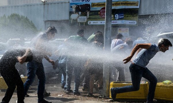 Τουρκία: Δακρυγόνα, νερό και δεκάδες συλλήψεις σε διαδήλωση εκπαιδευτικών που διαμαρτύρονταν για τις χιλιάδες απολύσεις