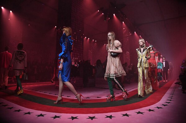 Ο ροζ, ντίσκο κόσμος του Gucci στην Εβδομάδα Μόδας του Μιλάνο