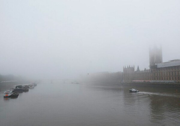 Το Λονδίνο σχεδόν εξαφανισμένο κάτω από πυκνή ομίχλη