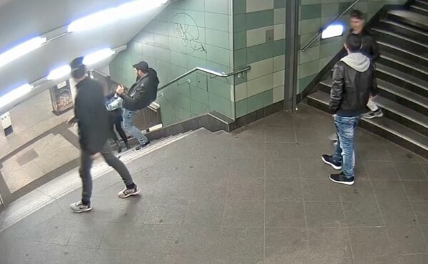 Σοκαριστική επίθεση σε γυναίκα στο μετρό του Βερολίνου - Η αστυνομία δίνει στη δημοσιότητα το βίντεο για να βρεθούν οι δράστες