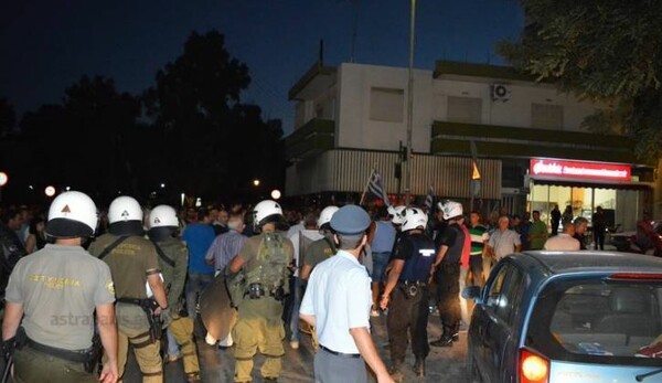 Κάποιοι δεν θέλουν αντικειμενικές ανταποκρίσεις από τη Χίο - Ο δημοσιογράφος που δέχτηκε επίθεση μιλά στο LIFO.gr