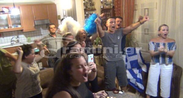 Η αγωνία και οι πανηγυρισμοί στο σπίτι της Άννας Κορακάκη την ώρα του τελικού