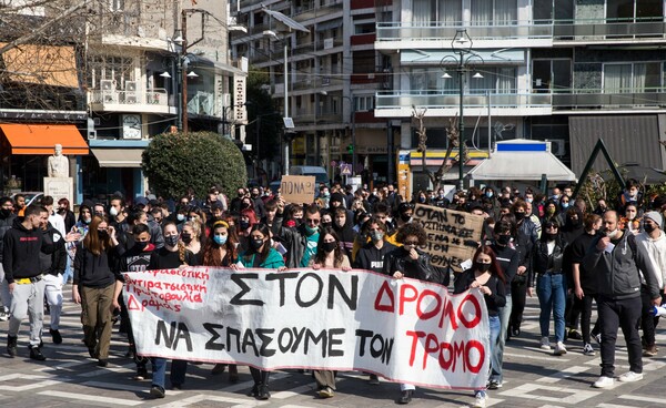 Αστυνομική βία: Συγκεντρώσεις διαμαρτυρίας σε πλατείες σε όλη την Ελλάδα