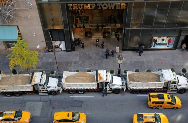 Φρούριο η Νέα Υόρκη- Οι απίστευτες εικόνες με τα δεκάδες φορτηγά που οχυρώνουν τον Πύργο του Τραμπ και το ξενοδοχείο της Κλίντον