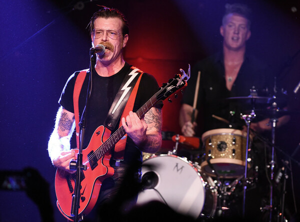 Οι Eagles of Death Metal τίμησαν τα θύματα του Παρισιού