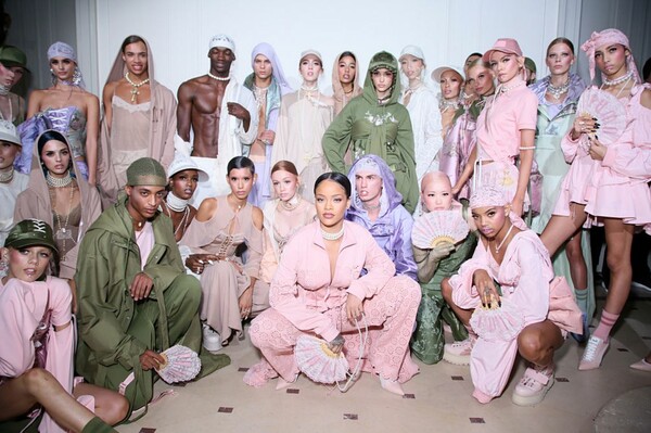 H Rihanna και η Puma x Fenty στο Παρίσι - Τα πολυτελή, αθλητικά ρούχα της Μαρίας Αντουανέτας