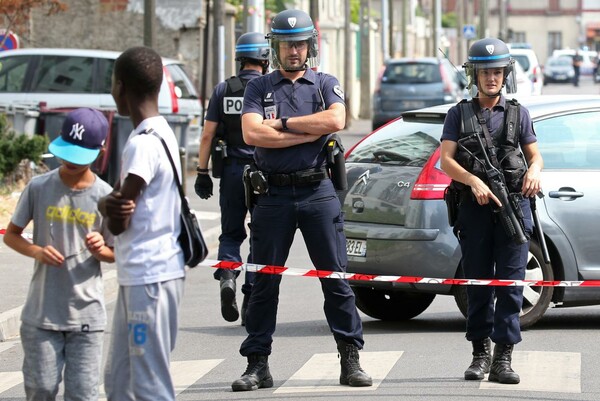 Γαλλία: Με δρακόντεια μέτρα ασφαλείας και χιλιάδες αστυνομικούς έξω από τα σχολεία το πρώτο κουδούνι