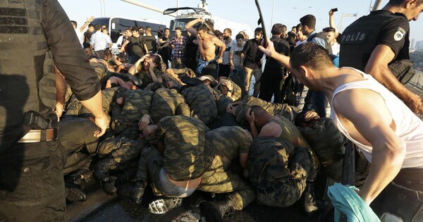 Απειλούν τους στρατιώτες που ενεπλάκησαν στο πραξικόπημα με την εσχάτη των ποινών;