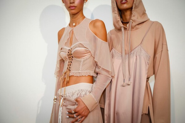 H Rihanna και η Puma x Fenty στο Παρίσι - Τα πολυτελή, αθλητικά ρούχα της Μαρίας Αντουανέτας