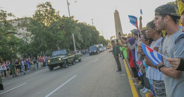 Κούβα: Η τέφρα του Κάστρο «συναντήθηκε» με τα λείψανα του Τσε