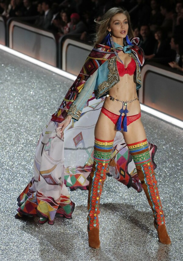 H Gigi Hadid, το μοντέλο της χρονιάς, ποζάρει γυμνή για τον οίκο Versace
