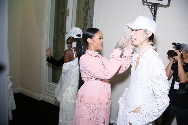 H Rihanna και η Puma x Fenty στο Παρίσι - Τα πολυτελή, αθλητικά ρούχα της Μαρίας Αντουανέτας