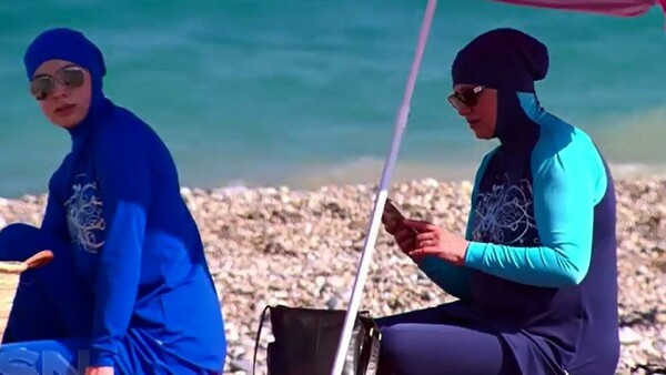 Γαλλία: Μια Αυστραλή διώχθηκε από παραλία στη γαλλική Ριβιέρα επειδή φορούσε μπουρκίνι (video)