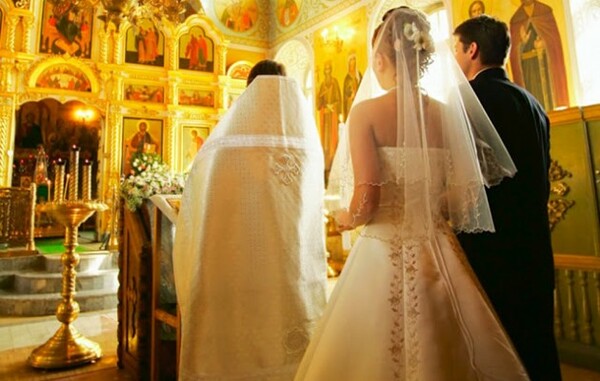 Aστυνομική έρευνα για το πρωτοφανές περιστατικό με τον ιερέα που χτύπησε τον κουμπάρο σε γάμο στην Κύπρο