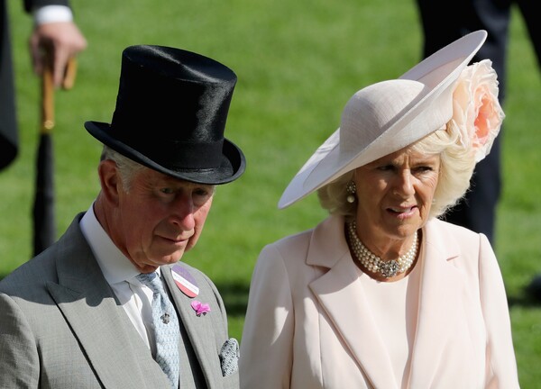Tα καπέλα του Άσκοτ - Οι Βρετανίδες φόρεσαν την υπερβολή επί κεφαλής