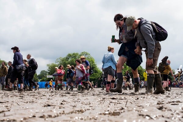 Glastonbury 2016 - Χύμα στη λάσπη με γαλότσες και βρώμικα σταράκια