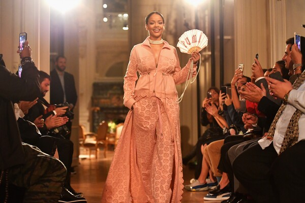 H Rihanna και η Puma x Fenty στο Παρίσι - Τα πολυτελή, αθλητικά ρούχα της Μαρίας Αντουανέτας