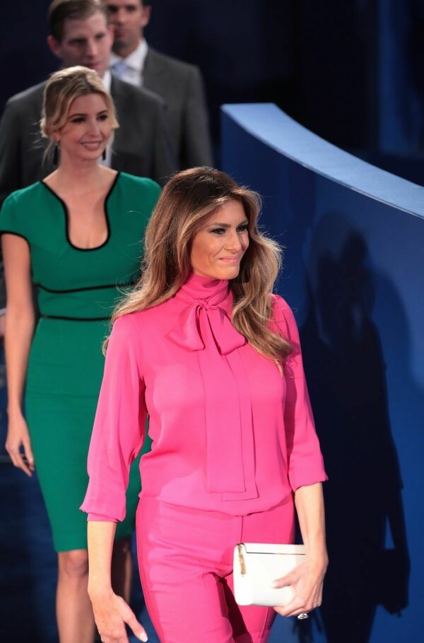 Κι όμως, η Μελάνια Τραμπ φόρεσε μια φούξια Gucci μπλούζα που ονομάζεται "pussy-bow..."