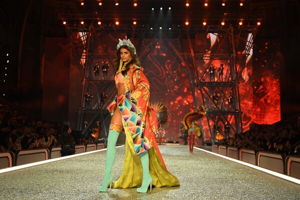 2016 Victoria's Secret Παρίσι: Oι διασημότερες και ομορφότερες γυναίκες της πασαρέλας στο μεγάλο σόου μόδας