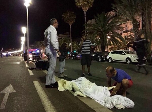 Σοκ από το μακελειό με τους δεκάδες νεκρούς στη Γαλλία - Οι πρώτες ενδείξεις δείχνουν τρομοκρατικό