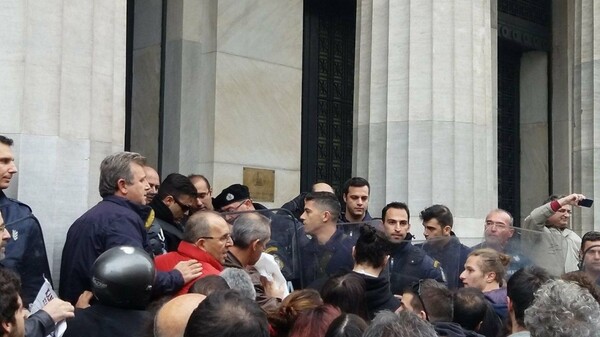 Ένταση μπροστά από την Τράπεζα της Ελλάδος μεταξύ αστυνομικών και διαδηλωτών ενάντια στους πλειστηριασμούς
