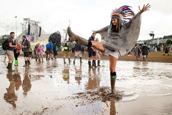 Glastonbury 2016 - Χύμα στη λάσπη με γαλότσες και βρώμικα σταράκια