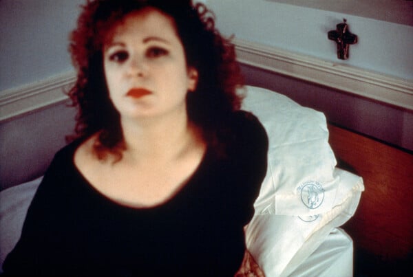 Τα θρυλικά πορτραίτα της Nan Goldin, από μια εποχή ποιητική και έκδοτη, εκτίθενται στο MoMA