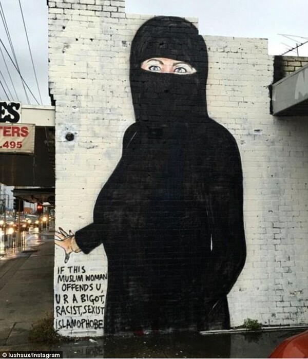 Το Instagram διέγραψε το λογαριασμό του προβοκάτορα street artist από τη Μελβούρνη που ζωγράφισε την Κλίντον με μπικίνι