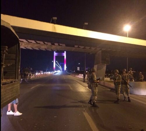 Στρατιωτικό πραξικόπημα στην Τουρκία - Έκλεισαν γέφυρες στο Βόσπορο - Τανκς στους δρόμους