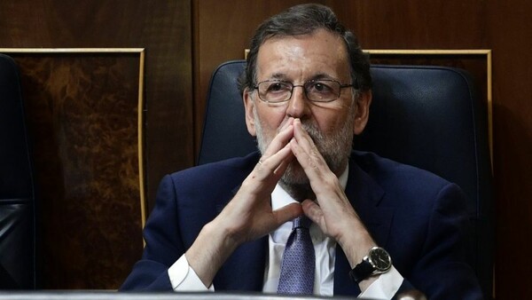 Ανατροπή στην Ισπανία: Oι σοσιαλιστές αποφάσισαν να αφήσουν τον Ραχόι να κυβερνήσει