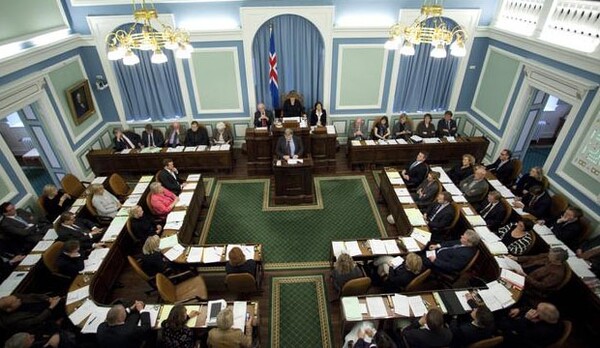 Iσλανδία: Αυξάνουν κατά 44% τους μισθούς των βουλευτών