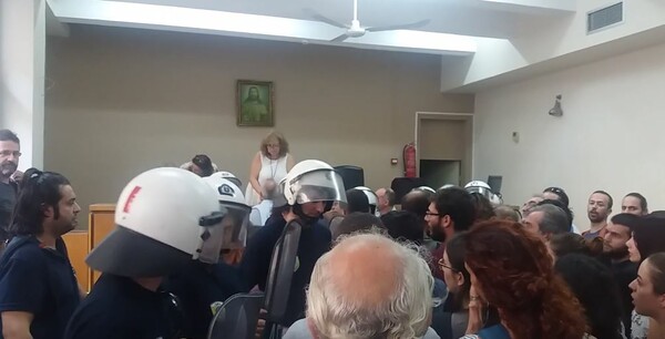 Θεσσαλονίκη: Πολίτες εμπόδισαν τον πλειστηριασμό πολύτεκνης οικογένειας με μέλος AμεA