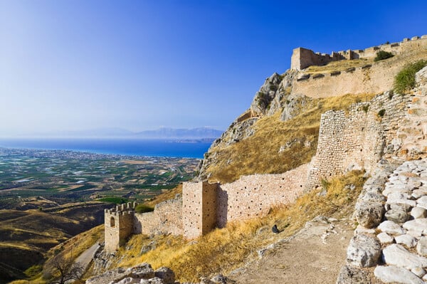 Δύο με τρεις ώρες το πολύ, με μηχανή απ' την Αθήνα!