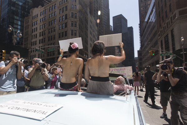 Οι Αμερικανίδες γιορτάζουν γυμνόστηθες στους δρόμους το δικαίωμα στο topless