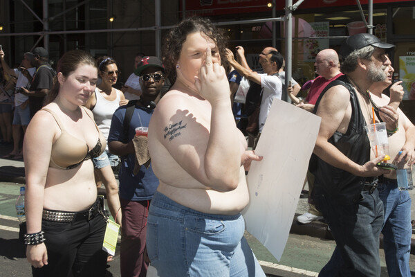 Οι Αμερικανίδες γιορτάζουν γυμνόστηθες στους δρόμους το δικαίωμα στο topless