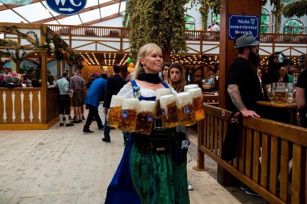 Oktoberfest: Μπύρα, πόλκα και βαυαρικά λουκάνικα