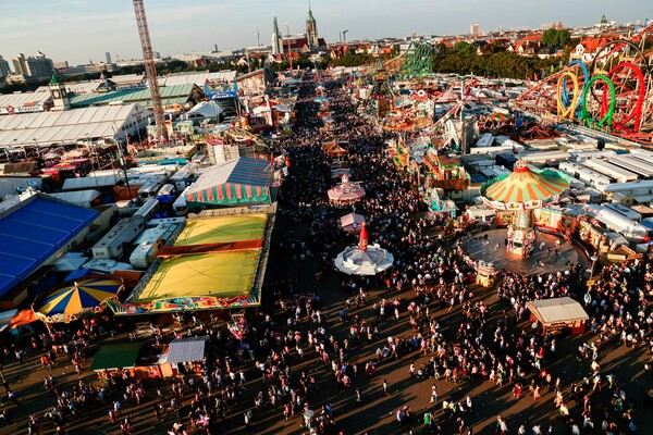 Oktoberfest: Μπύρα, πόλκα και βαυαρικά λουκάνικα