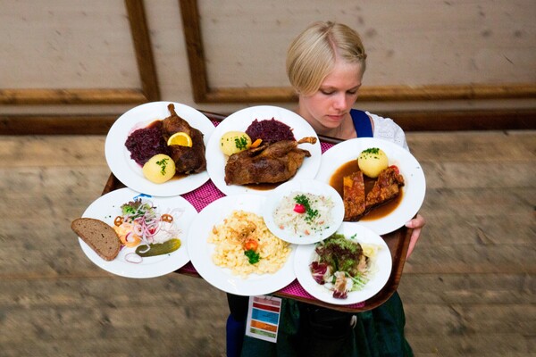 Oktoberfest: Μπύρα, πόλκα και βαυαρικά λουκάνικα