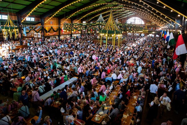 Oktoberfest: Μπύρα, πόλκα και βαυαρικά λουκάνικα