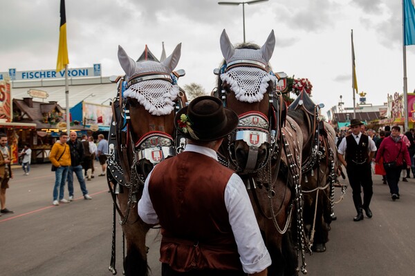 Oktoberfest: Μπύρα, πόλκα και βαυαρικά λουκάνικα