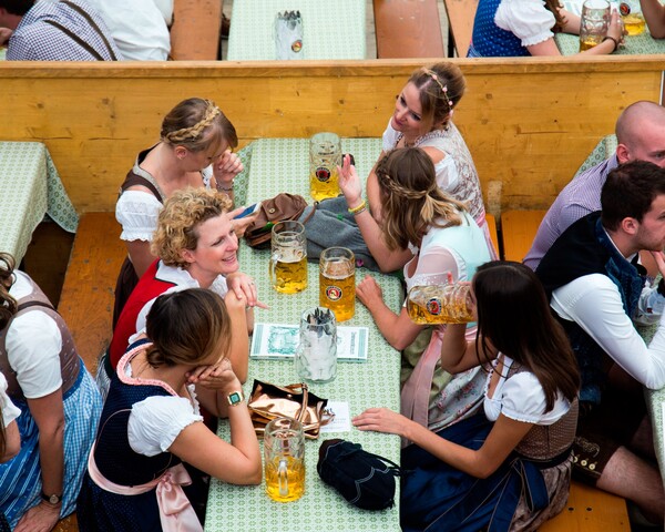 Oktoberfest: Μπύρα, πόλκα και βαυαρικά λουκάνικα
