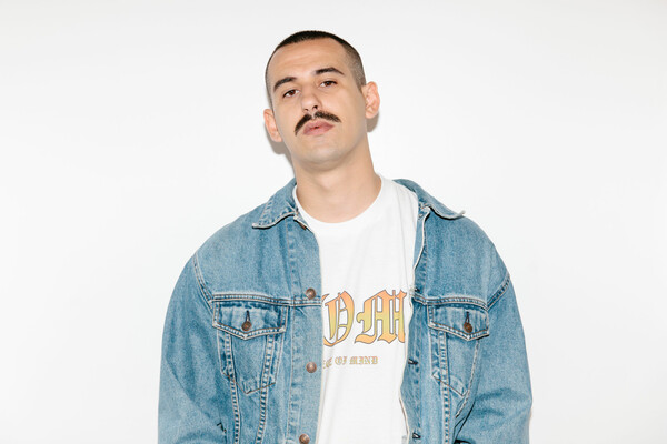 O Ντένις ξέρει από εναλλακτικό, παρεΐστικο streetwear