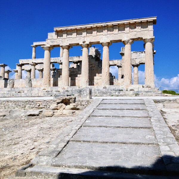 Ο ναός της Αφαίας στο φως μιας καλοκαιρινής μέρας