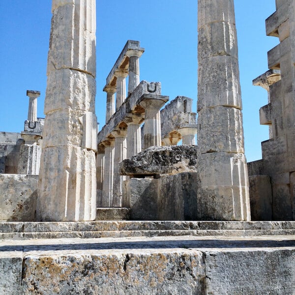 Ο ναός της Αφαίας στο φως μιας καλοκαιρινής μέρας