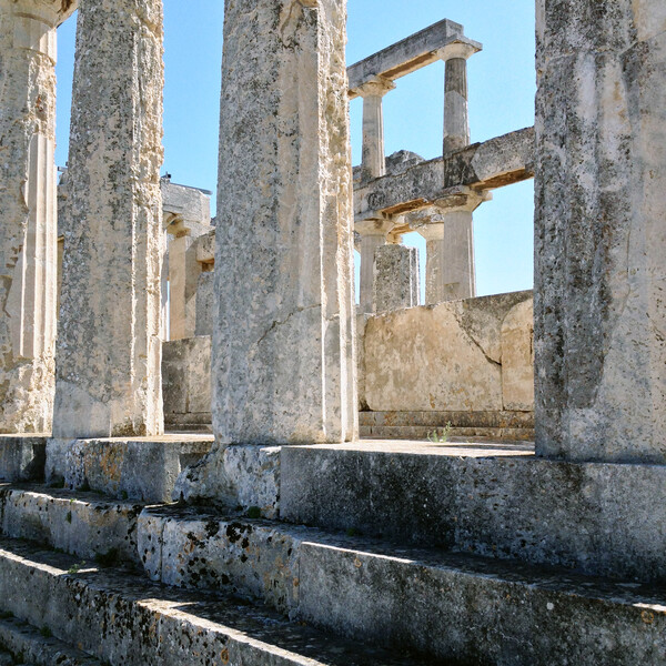 Ο ναός της Αφαίας στο φως μιας καλοκαιρινής μέρας