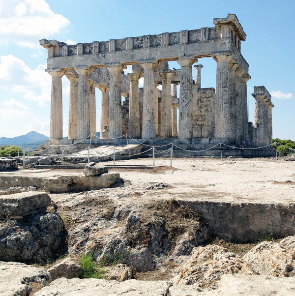 Ο ναός της Αφαίας στο φως μιας καλοκαιρινής μέρας